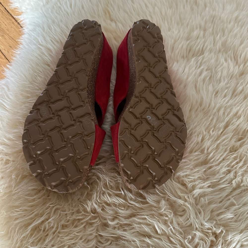 YOKONO Women's Red Suede Wedge Crisscross Sandals - Picture 5 of 6